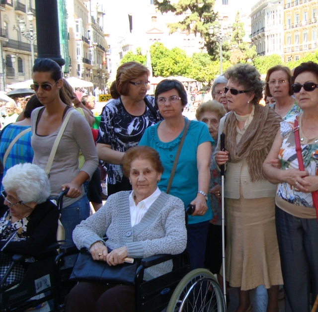 Siento una agradable sensación ayudar en un centro donde todo el personal, desde la dirección, hermanas, auxiliares, limpieza, se desviven para que la vida del residente sea lo más agradable posible.